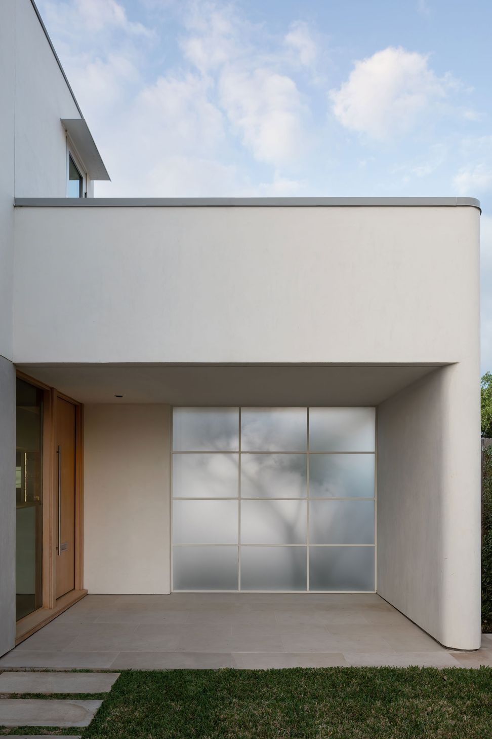 2WethersfieldTownhouseCuppettKilpatrickArchitectureandInteriorDesignmodern-austin-home-minimalist-facade-frosted-glass-feature-wall.jpg