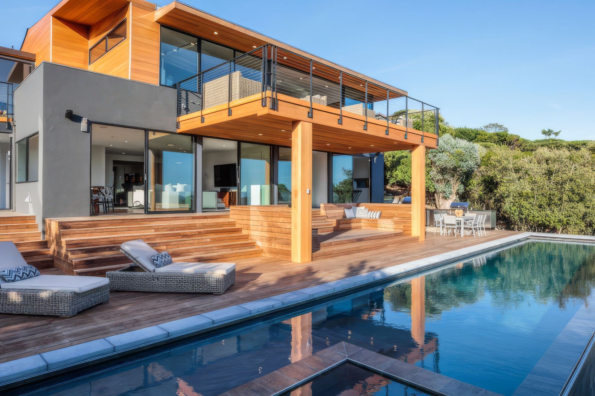 36-11-Mt-Tiburon-back-pool-high-res-800x600-upscaled-by-Replicate.jpg