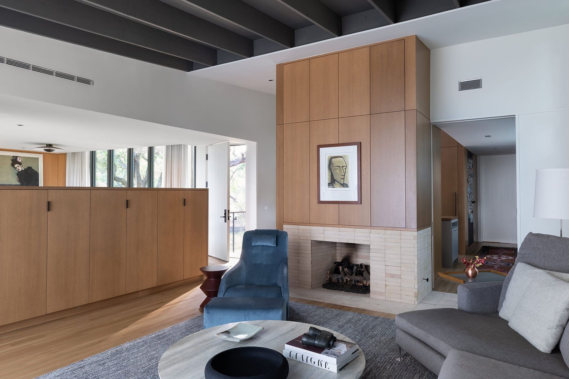 4WoodlandRetreatCuppettKilpatrickArchitectureandInteriorDesignmodern-living-room-wooden-accents-fireplace.jpg