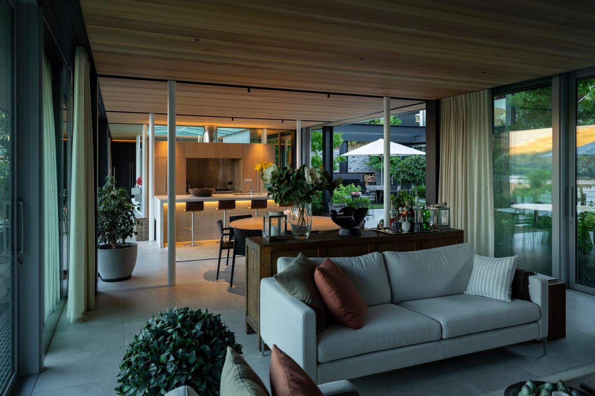Courtyard-Housemain-living-towards-kitchenSimon-Devitt9.jpg