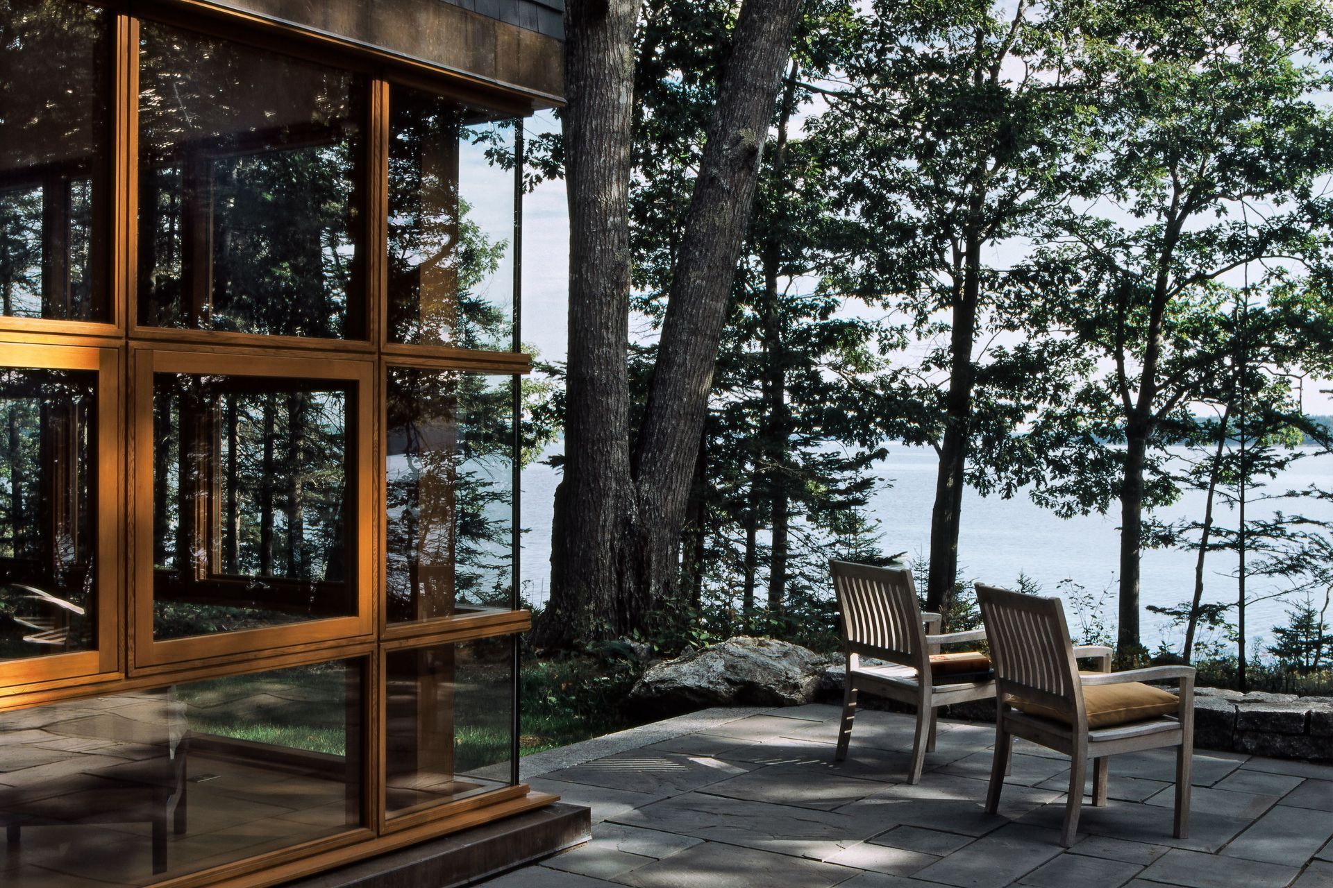 Exterior-glass-corner-of-LR-toward-water.jpg