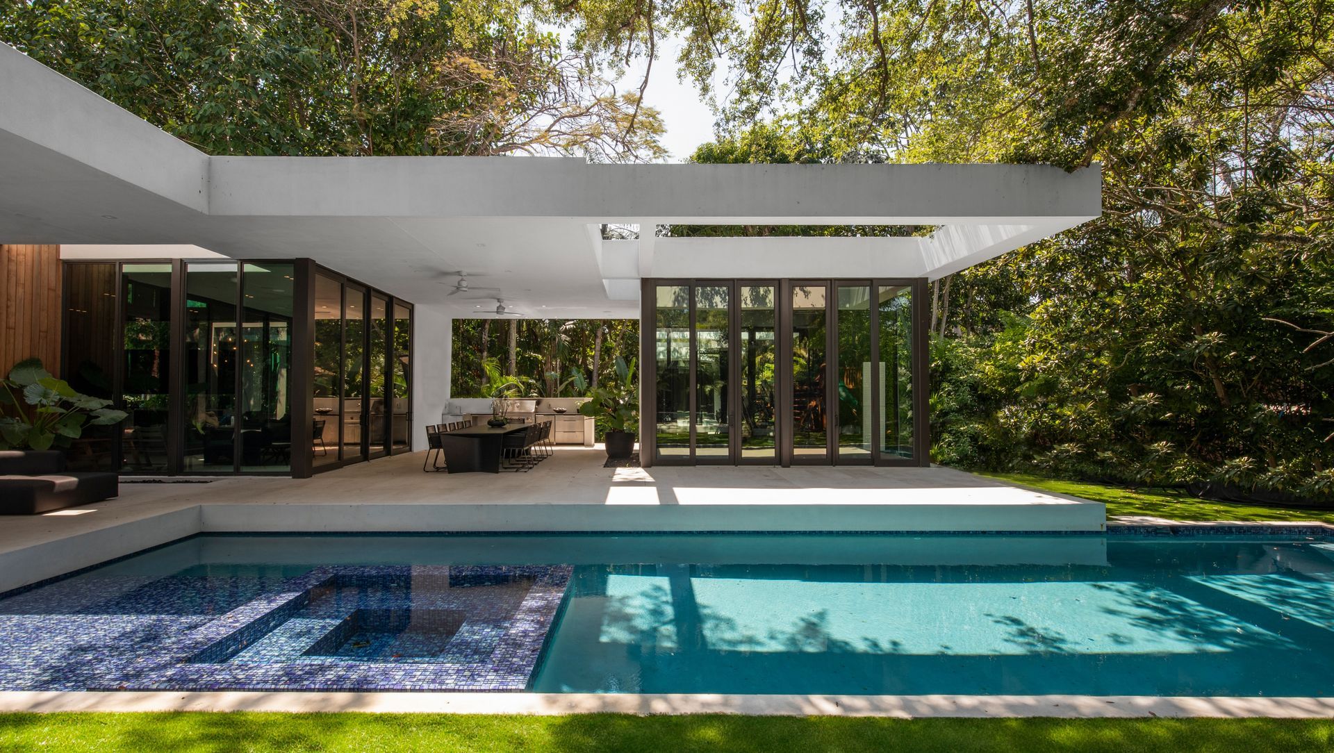 Oaks Residence, Pinecrest banner