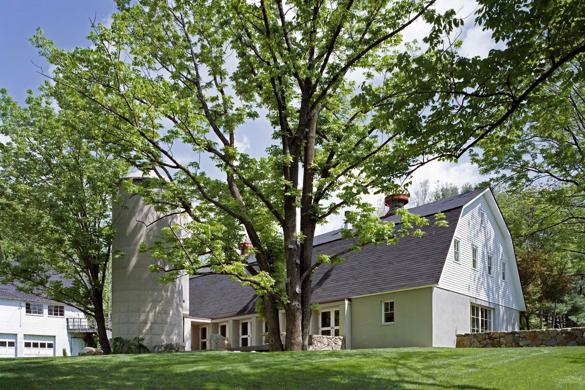 SpechtNovak-ModernBarn-MichaelMoran-Exterior01.jpg