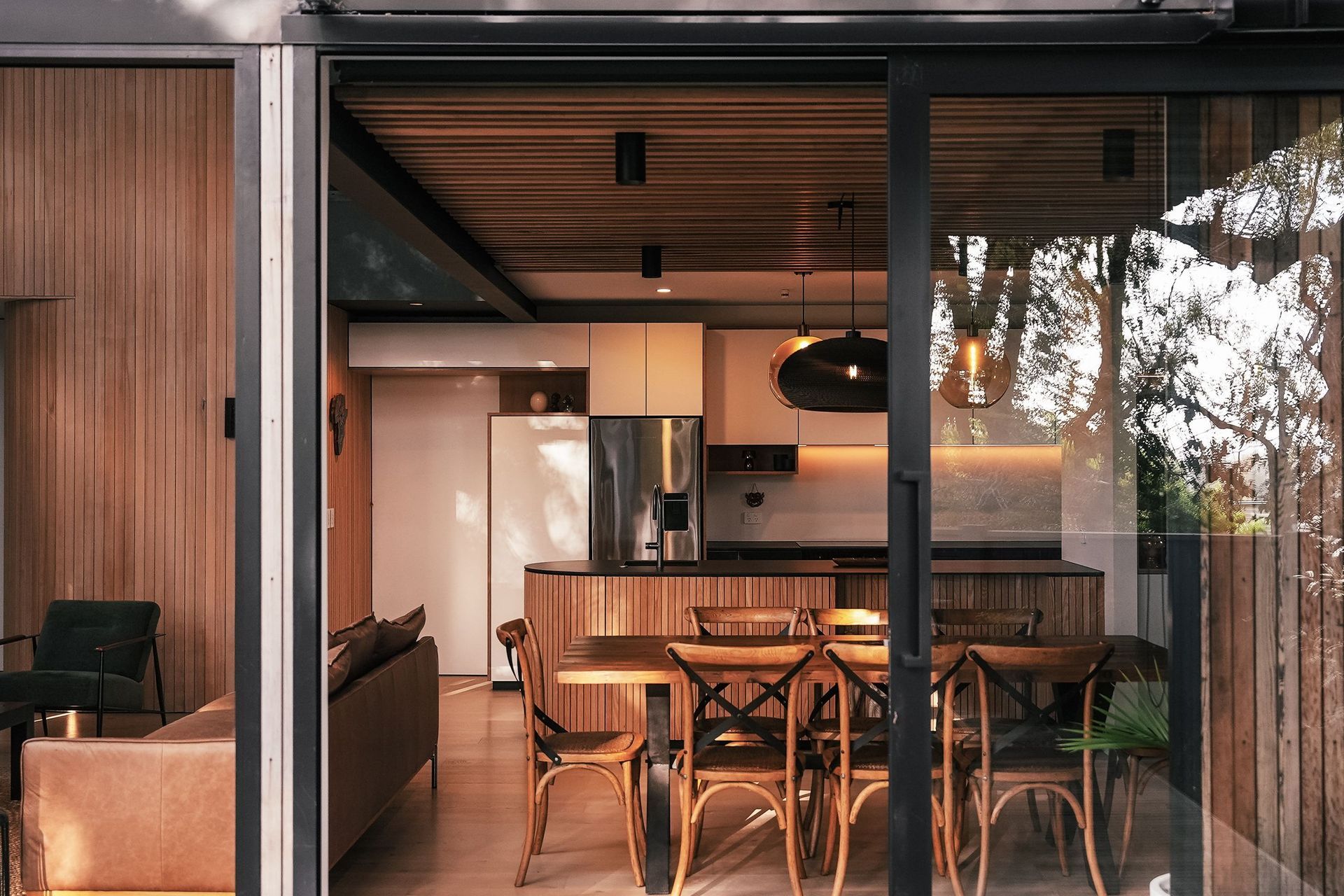 Under-Canopy-CoverModern-ArchitectureConstrukt-ArchitectsAucklandDining.jpg