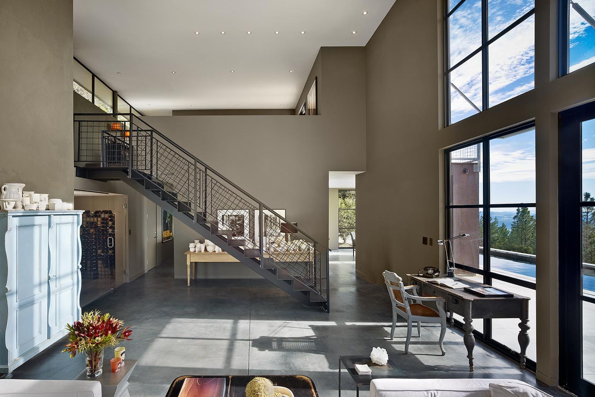 Zack-de-VitoModern-Architecture-Construction-DesignBuildLK-HouseCalistogaCustom-HomeLiving-Room-StairDamonte-018.jpg