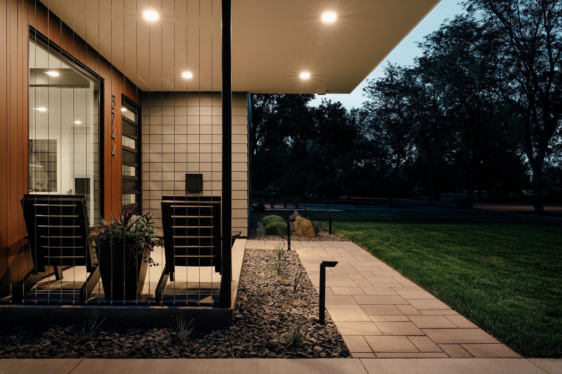 minnesota-contemporary-architecture-covered-patio.jpg
