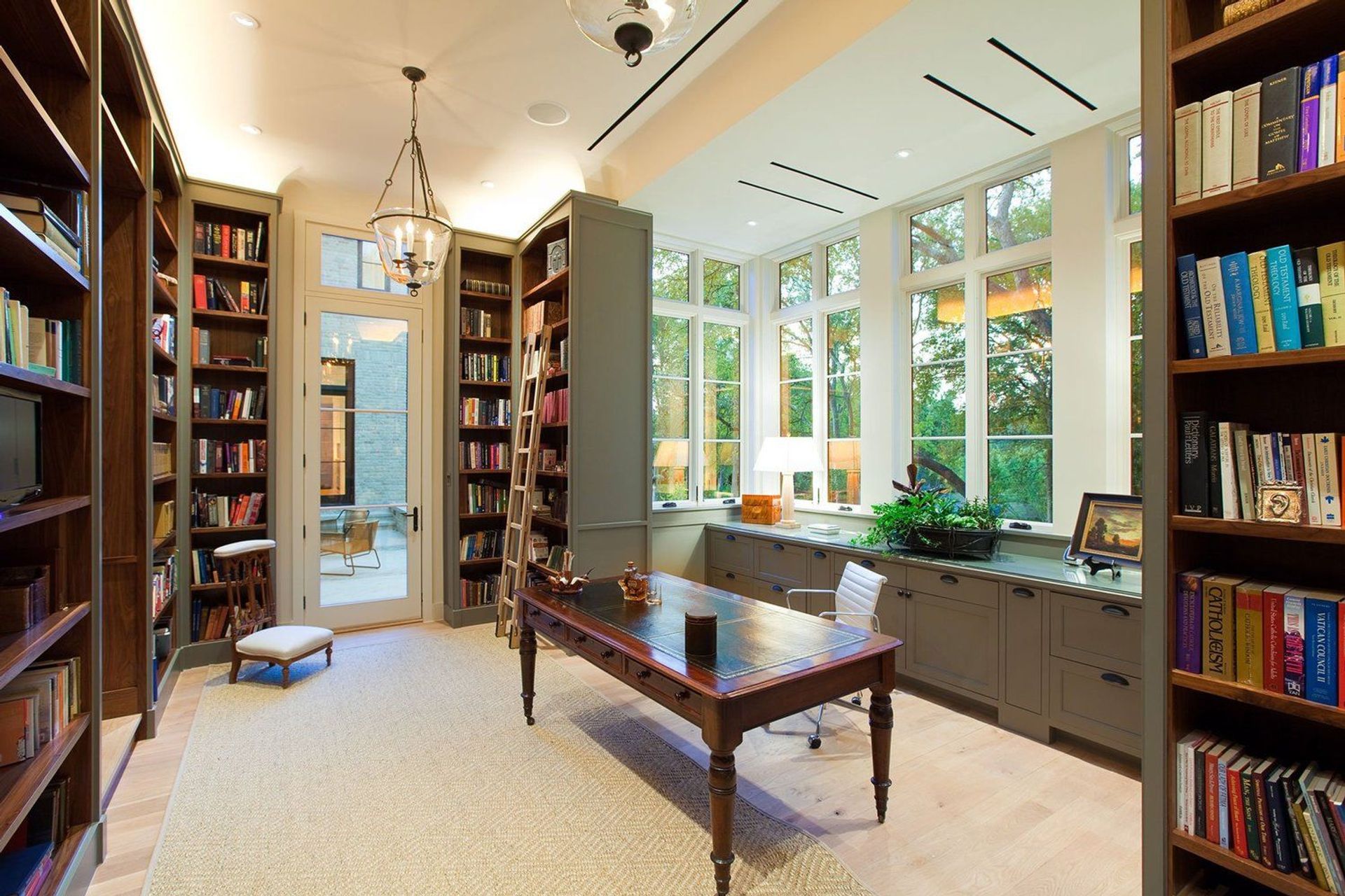10UrbanHomesteadCuppettKilpatrickArchitectureandInteriorDesignaustin-tx-library-office-wood-bookshelves-antique-desk.jpg
