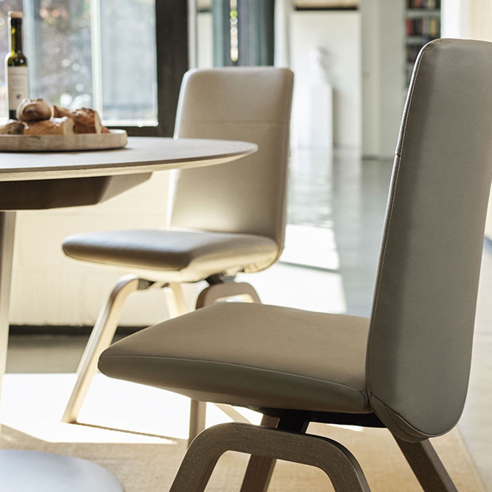 Stressless® Bordeaux Round Dining Table gallery detail image